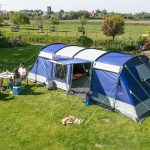 Familie beim Camping vor dem blauen Zelt Montana 8 Sleeper Protect