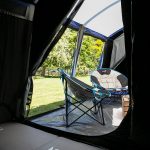 Blick aus verdunkelter Schlafkabine auf zwei Campingstühle Montana 8 Sleeper Protect