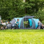 Scenic Familie beim Campen vor dem 6 Personen Zelt Skandika Hammerfest 6 Sleeper Protect