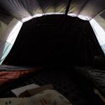Geschlossene, dunkle Schlafkabine im Tunnelzelt Koje 5 Sleeper für 5 Personen