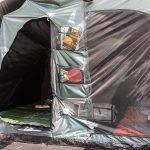 Organizer Taschen an der Schlafkabine im Tunnelzelt Koje 5 Sleeper für 5 Personen