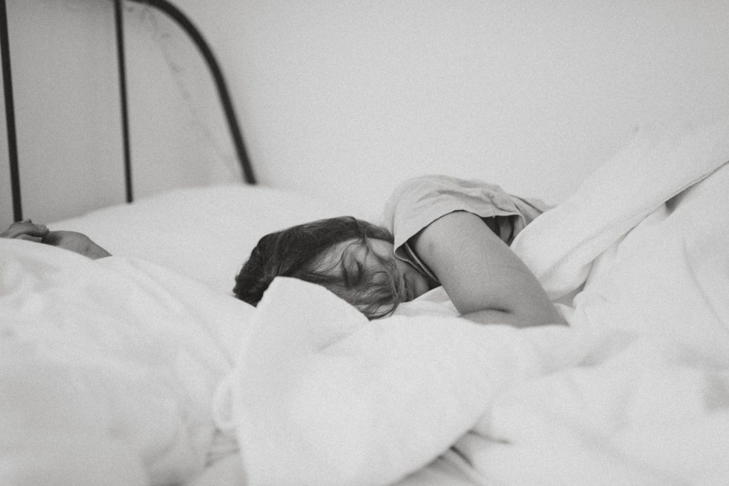Schwarz-weißes Bild Frau schlafend im Bett