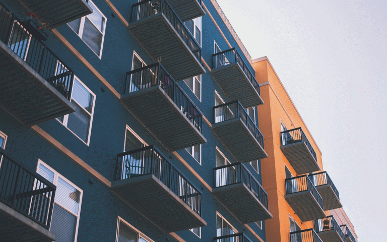 Identische, kleine Balkone an Häuserwand