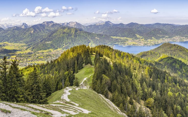 Bergpanorama mit See in Bayern