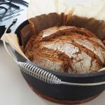 Fertig gebackenes Brot im Dutch Oven der Größe 5,5 Liter