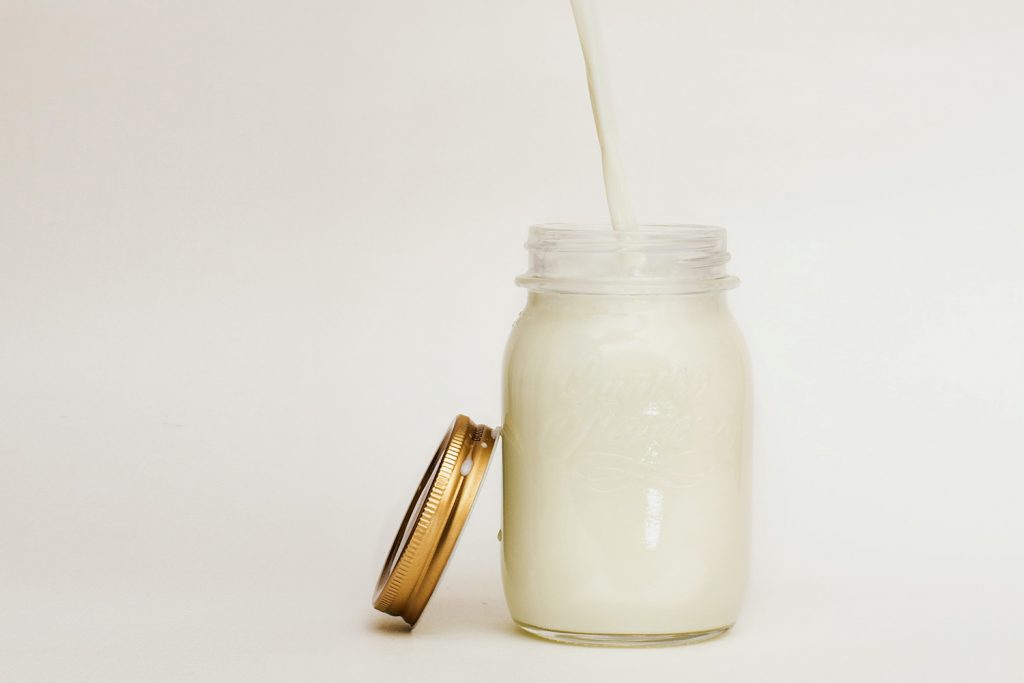 Buttermilch wird in ein Glas mit Schraubverschluss gefüllt