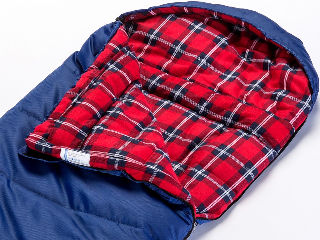 Aufgeklappter Kinderschlafsack in rot-kariert