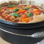 Gebackene Pizza im Dutch Oven Deckel