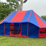Tente de réception bleue et rouge Skandika Morsom dans le jardin