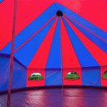 Tente de cirque bleue et rouge Skandika Morsom pour 22 personnes