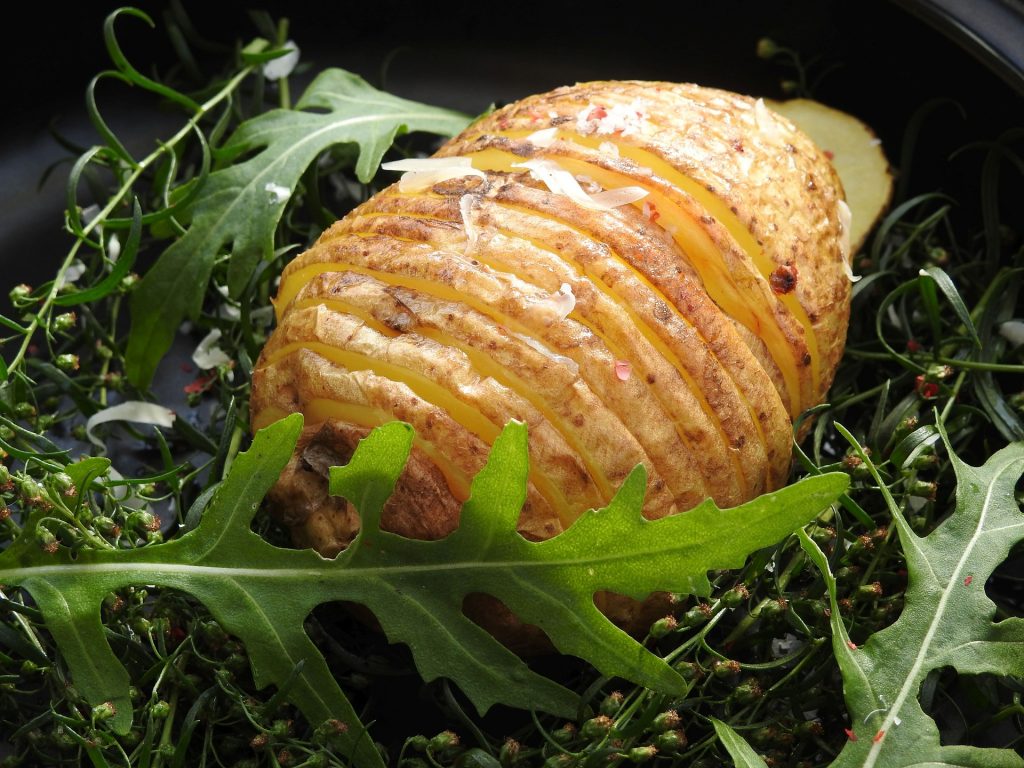 Fächerkartoffeln auf Rucola