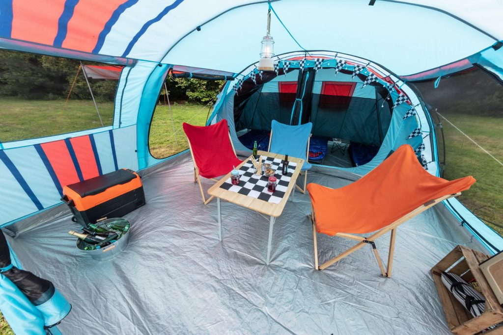 Gotland Racing Zelt mit Stühlen, Tisch und Gefrierbox ausgestattet