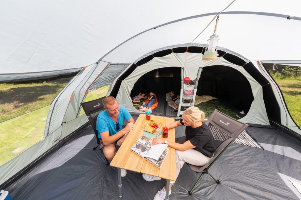 Tunnelzelt Egersund 7 Plus mit Familie beim Camping