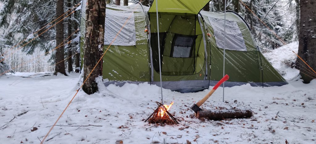 Gotland Zelt im Winter mit Lagerfeuer und Schnee