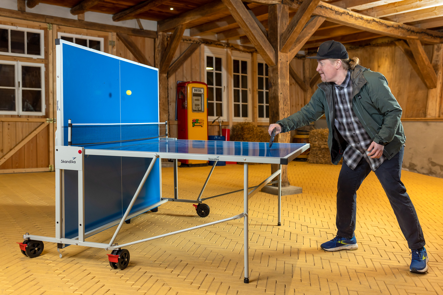 ping pong pagayer avec Balle monochrome plat vecteur objet. caoutchouc  raquette avec ping pong balle. modifiable