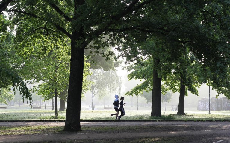 Zwei Jogger im Park