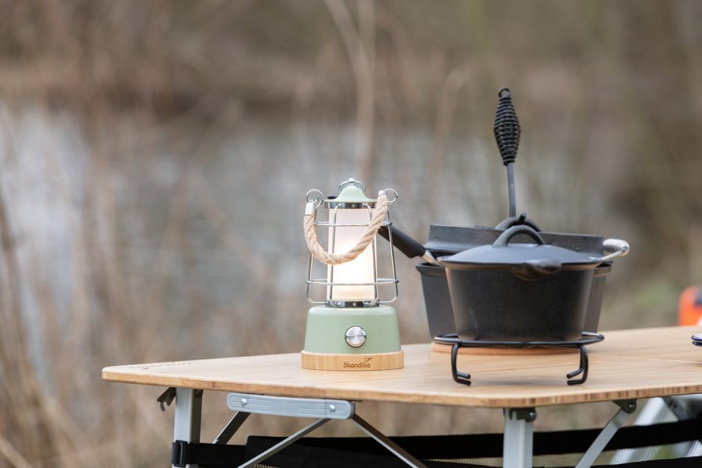 Kiruna Lampe auf Bambustisch mit Dutch Oven draußen in der Natur