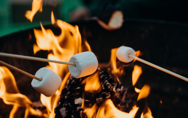 Marshmallows über Lagerfeuer