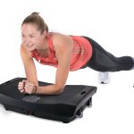 Sportlerin beim Planken auf der 4D Vibrationsplatte V3000