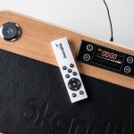 Display und Fernbedienung der Skandika Virke Vibrationsplatte aus Holz