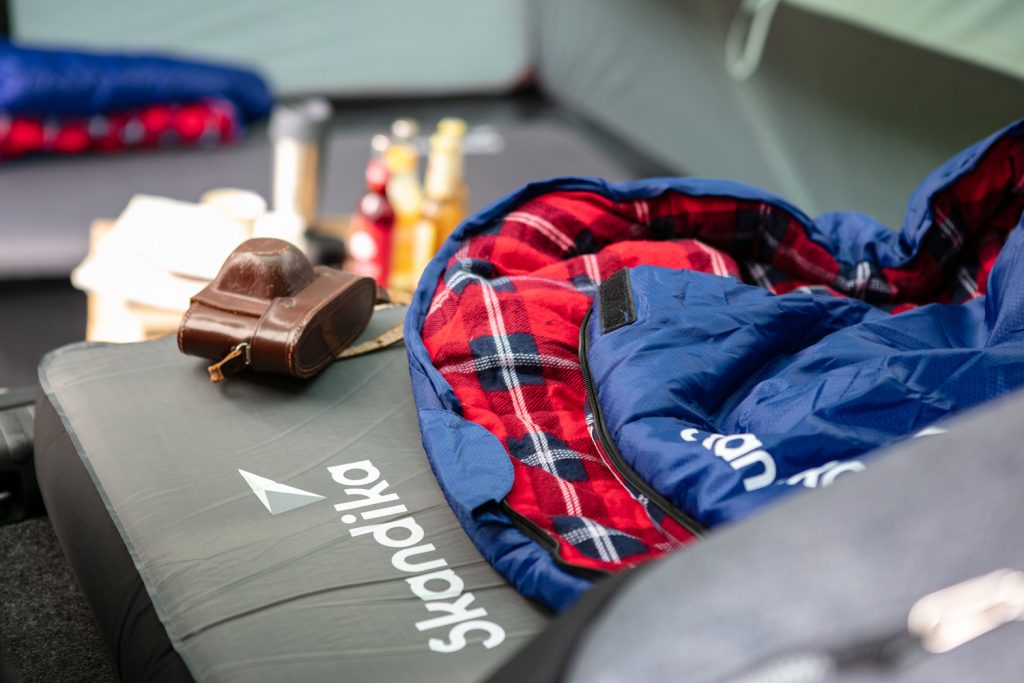 Dundee Schlafsack ausgerollt auf Matratze im Auto