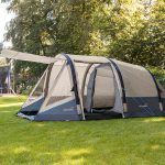 Air Zelt Folldal 4 Air-Rise mit Sonnensegel vor Bäumen in der Natur