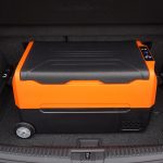 Kühl- und Gefrierbox mit 55 Liter Volumen im Kofferraum des Autos