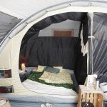 Cabine de couchage séparée avec sac de couchage double et lampe dans la tente tunnel Gotland 6 boho-chic