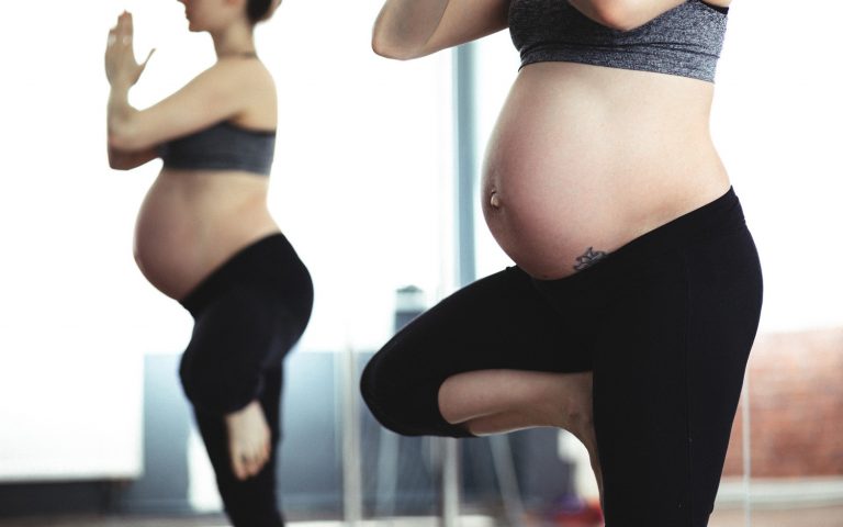Frau während der Schwangerschaft beim Workout