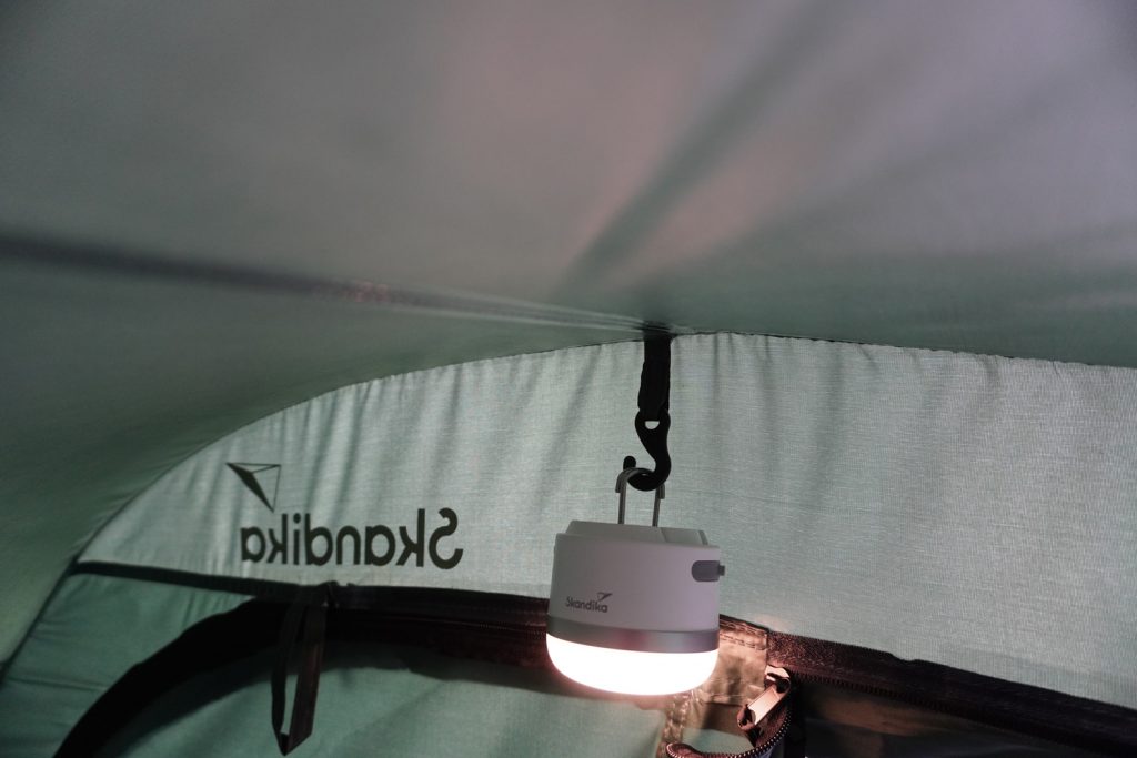 Campinglampe Tarfala aufgehängt im Storage Tent