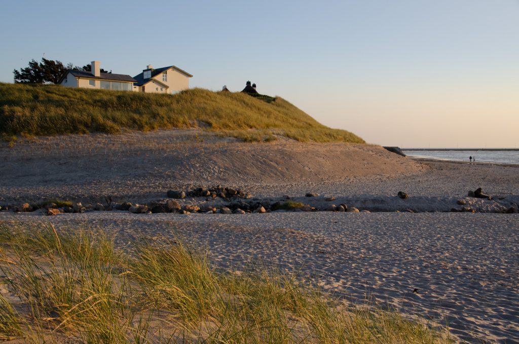 Strand in Dänemark beim Sonnenuntergang