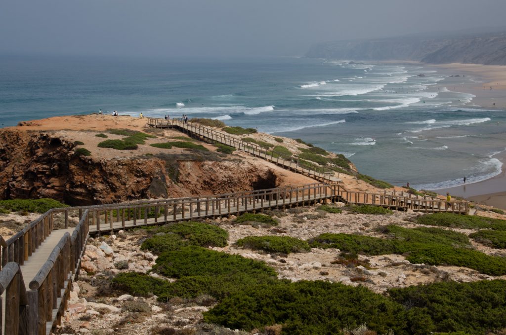 Küste in Portugal an der Algarve mit Holzsteg