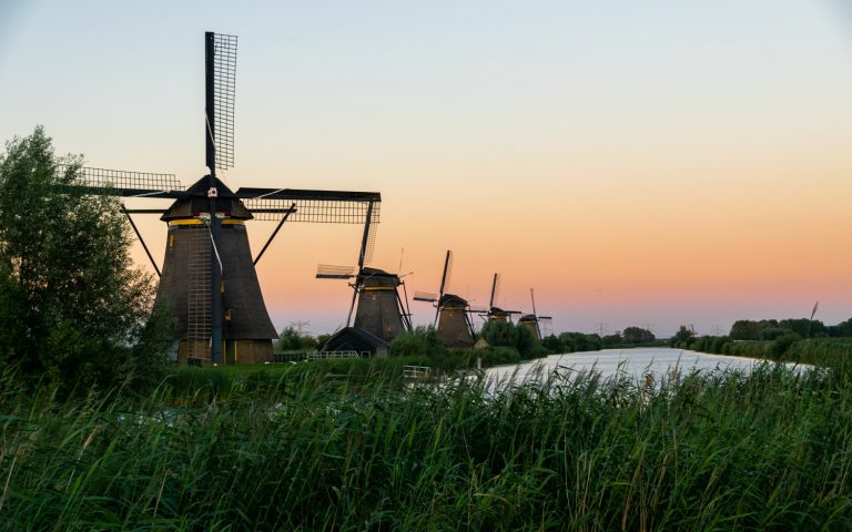 Windmühlen in den Niederlanden bei Sonnenuntergang