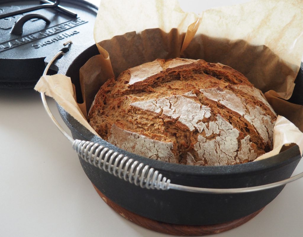 Fertig gebackenes Brot im Dutch Oven der Größe 5,5 Liter