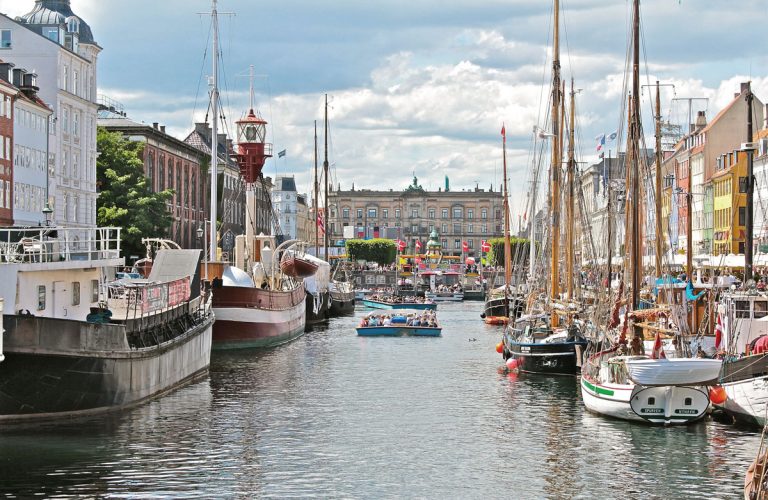 Kopenhagener Hafen mit Booten und Häusern