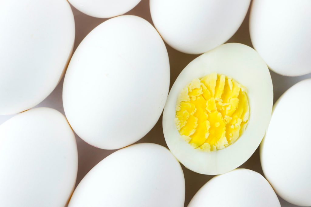 Gekochte Eier, davon eins halb aufgeschnitten