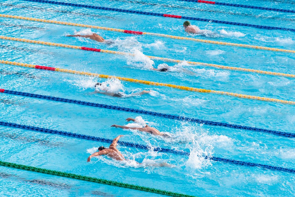 abgetrennte Schwimmbahnen mit Schwimmern